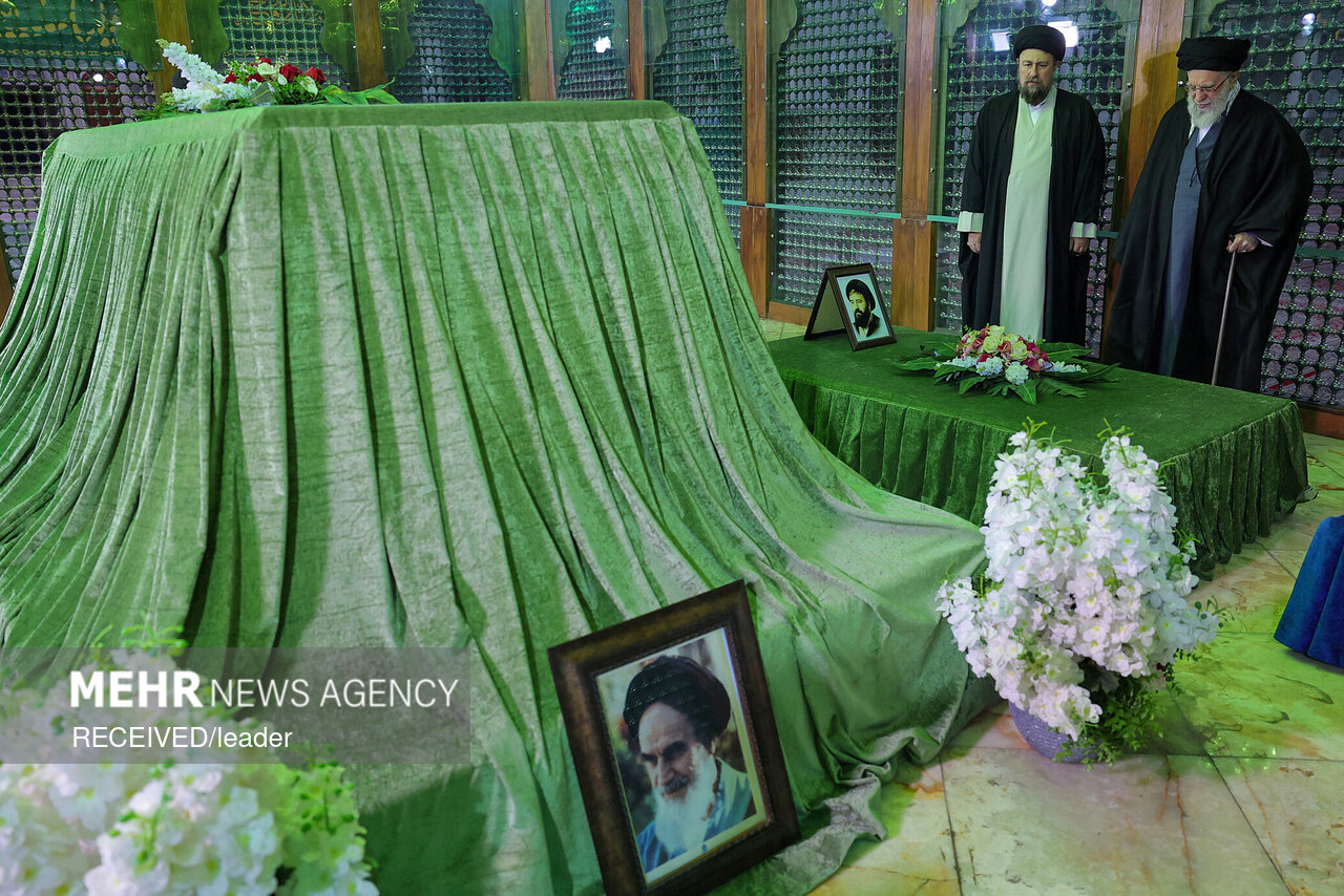 حضور رهبر انقلاب در مرقد بنیانگذار جمهوری اسلامی ایران