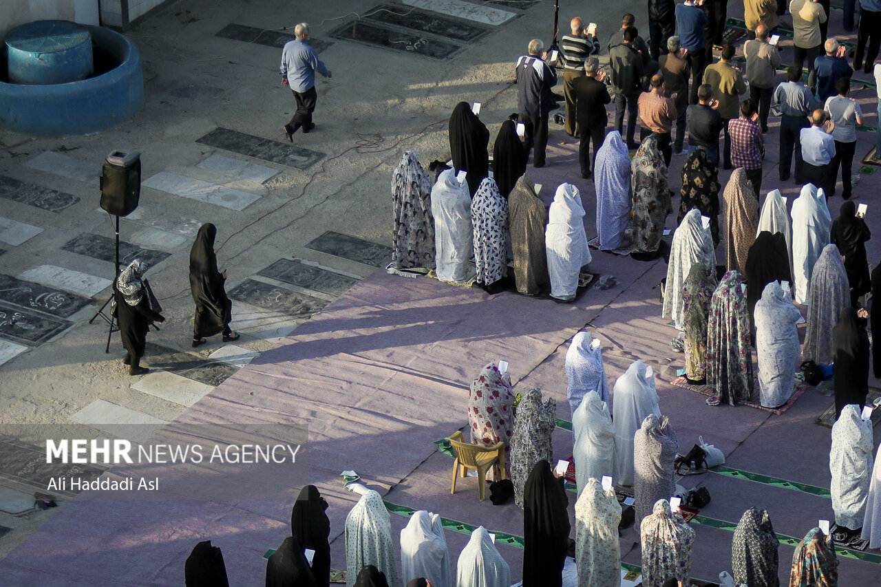 نماز عید فطر در امام زاده پنج تن لویزان