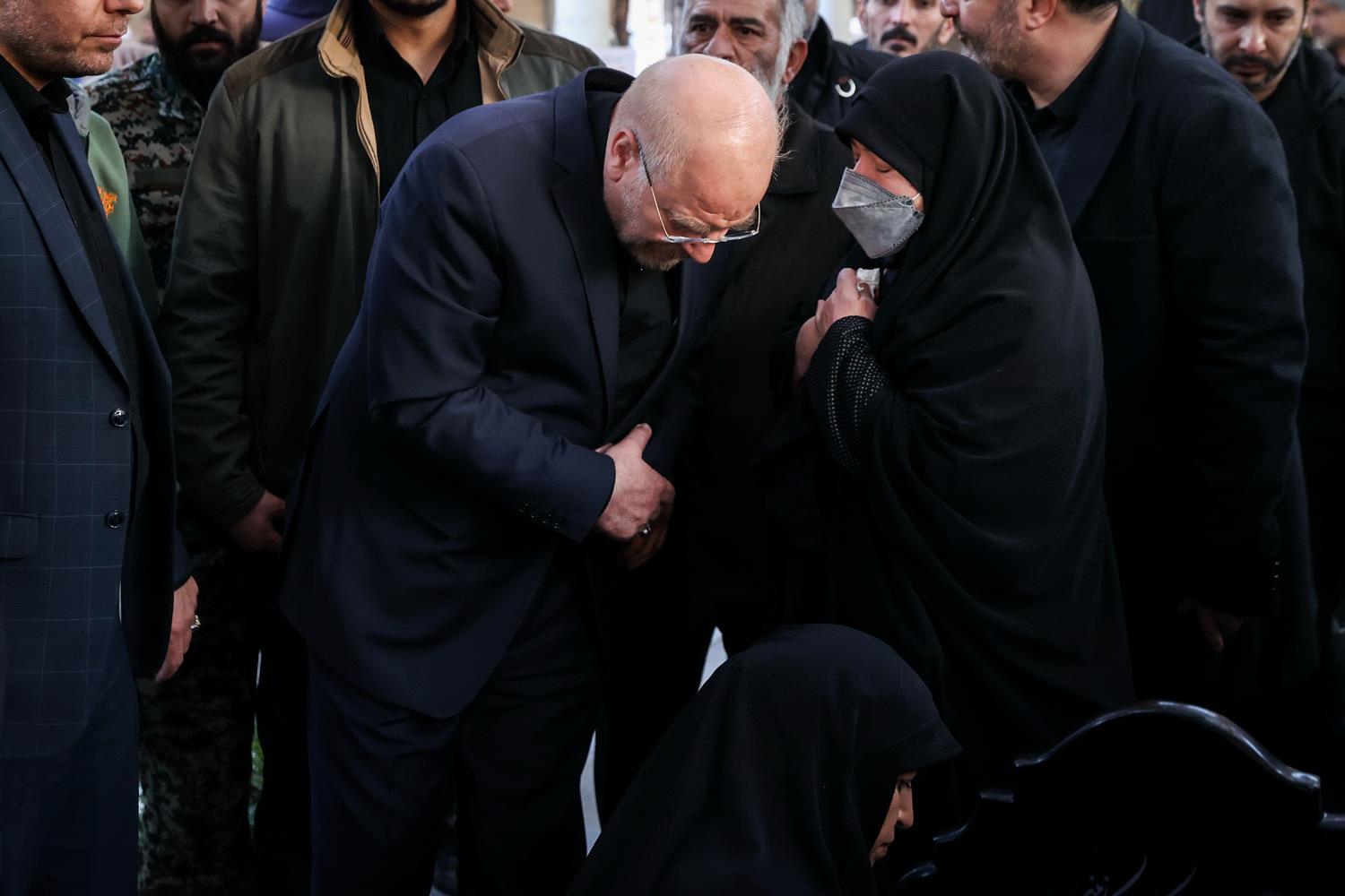 حضور قالیباف در گلزار شهدای بهشت زهرا(س) و گفت‌وگوی چهره به چهره با خانواده شهدا