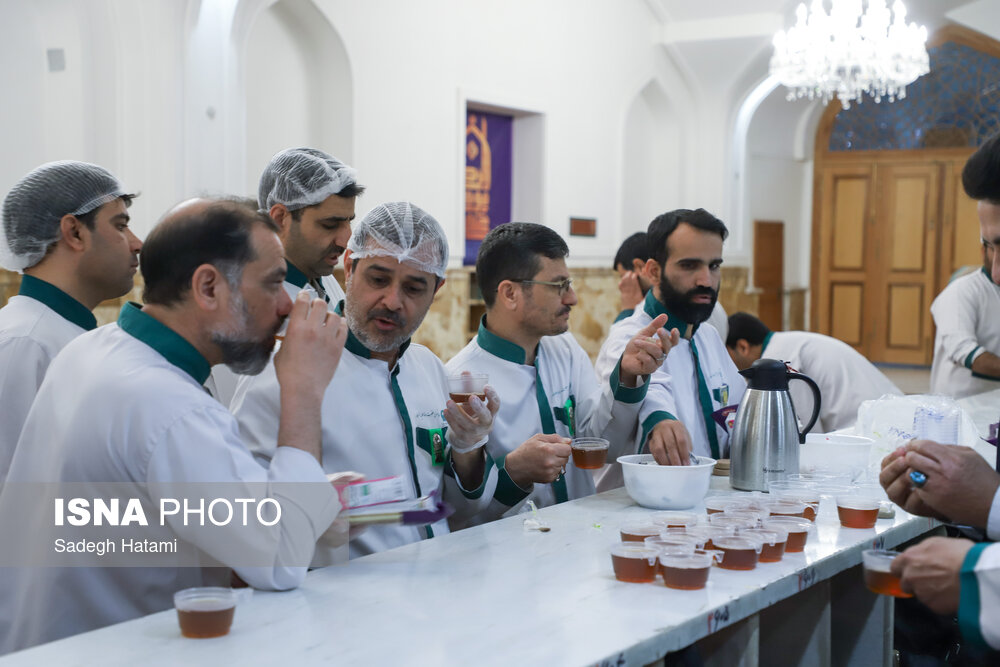 ضیافت افطاری در حرم مطهر رضوی