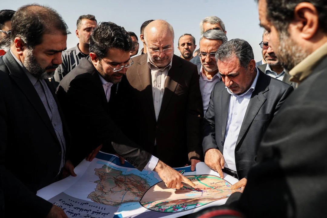 بازدید میدانی قالیباف از جاده در حال احداث آران و بیدگل 
