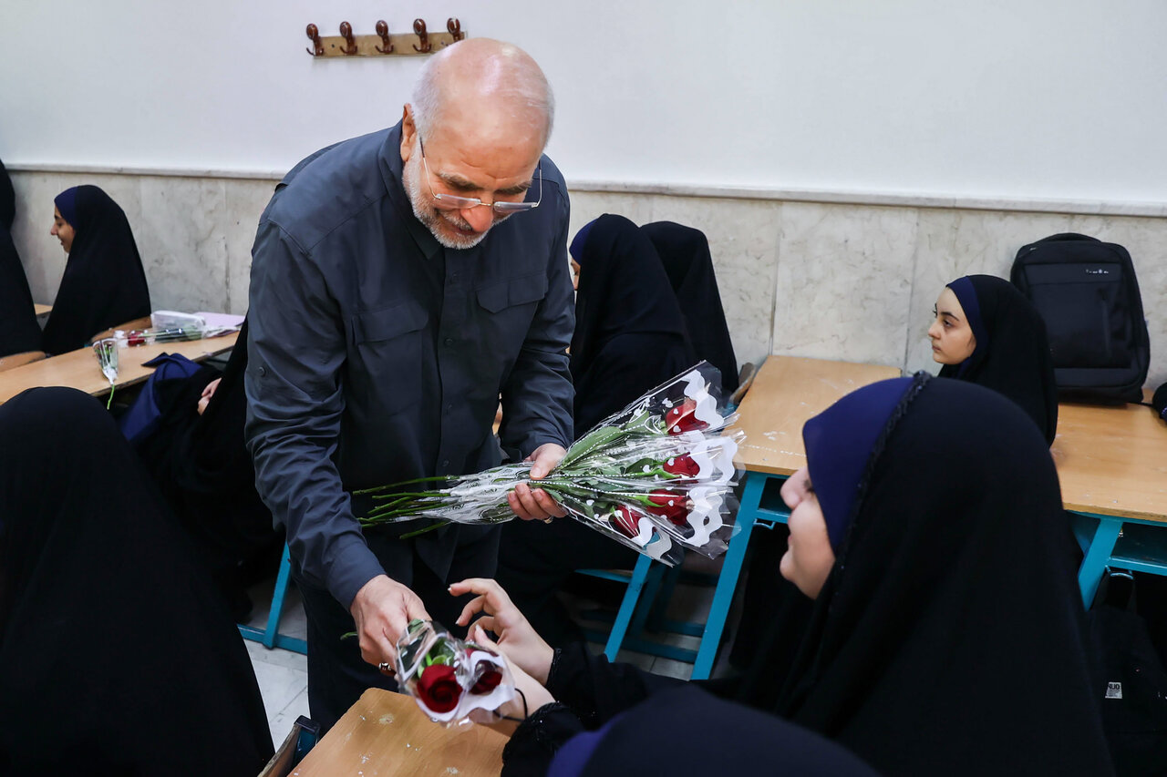 حضور قالیباف در مدرسه دخترانه فاطمیون تهران