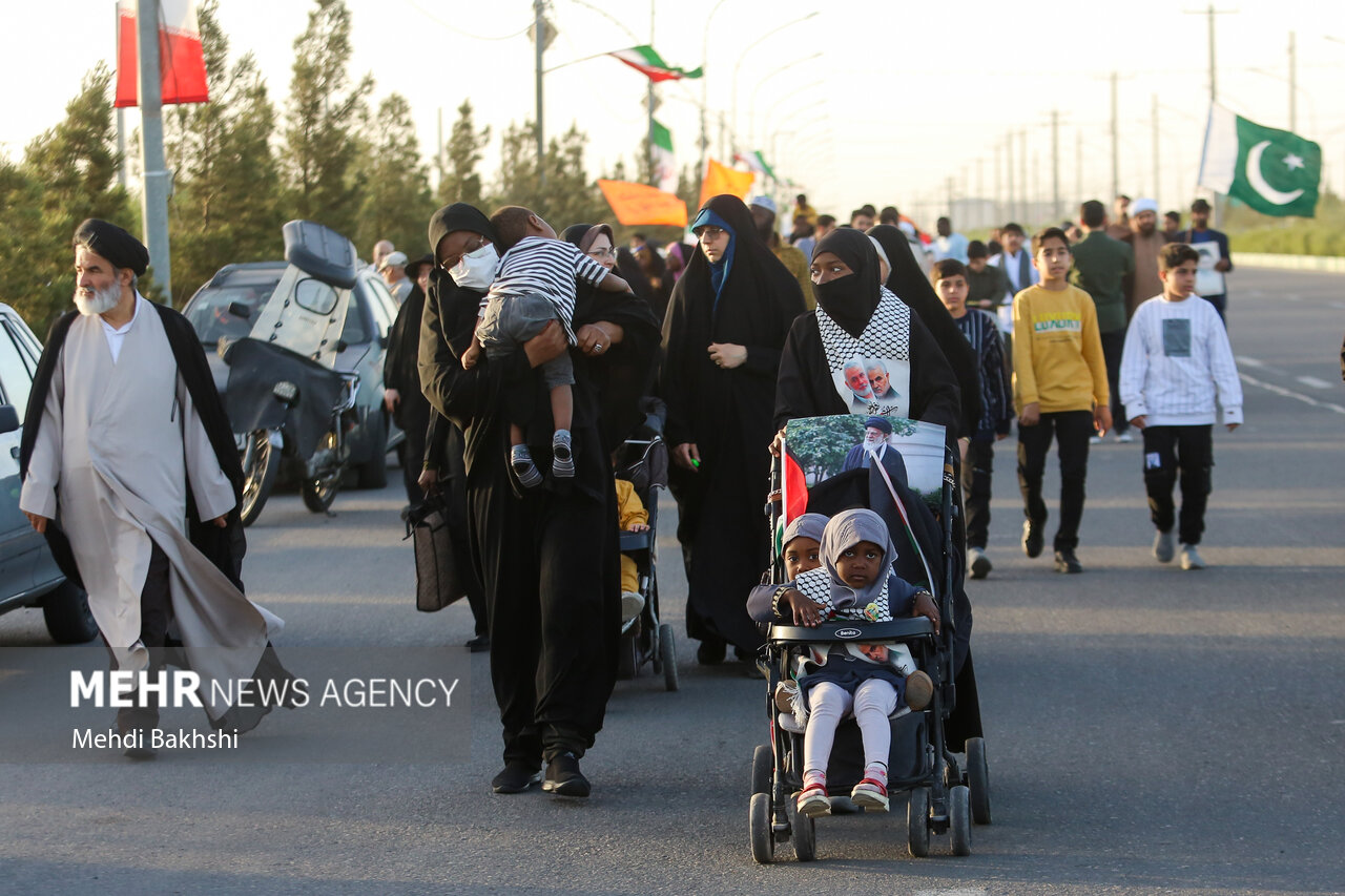 راهپیمایی «انا علی العهد» در طریق المهدی قم