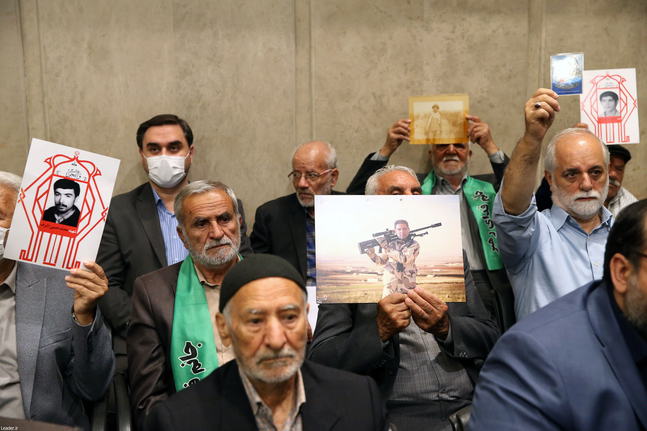 تصاویری از دیدار خانواده‌ شهدا با رهبر انقلاب