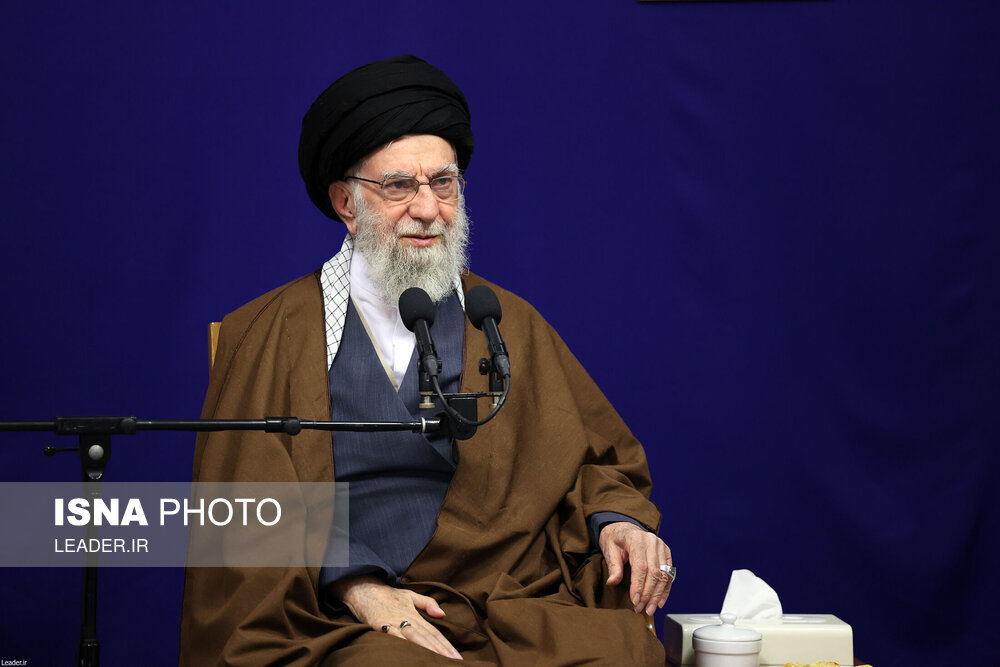 دیدار دست‌اندرکاران کنگره بین‌المللی علامه نائینی با رهبر انقلاب