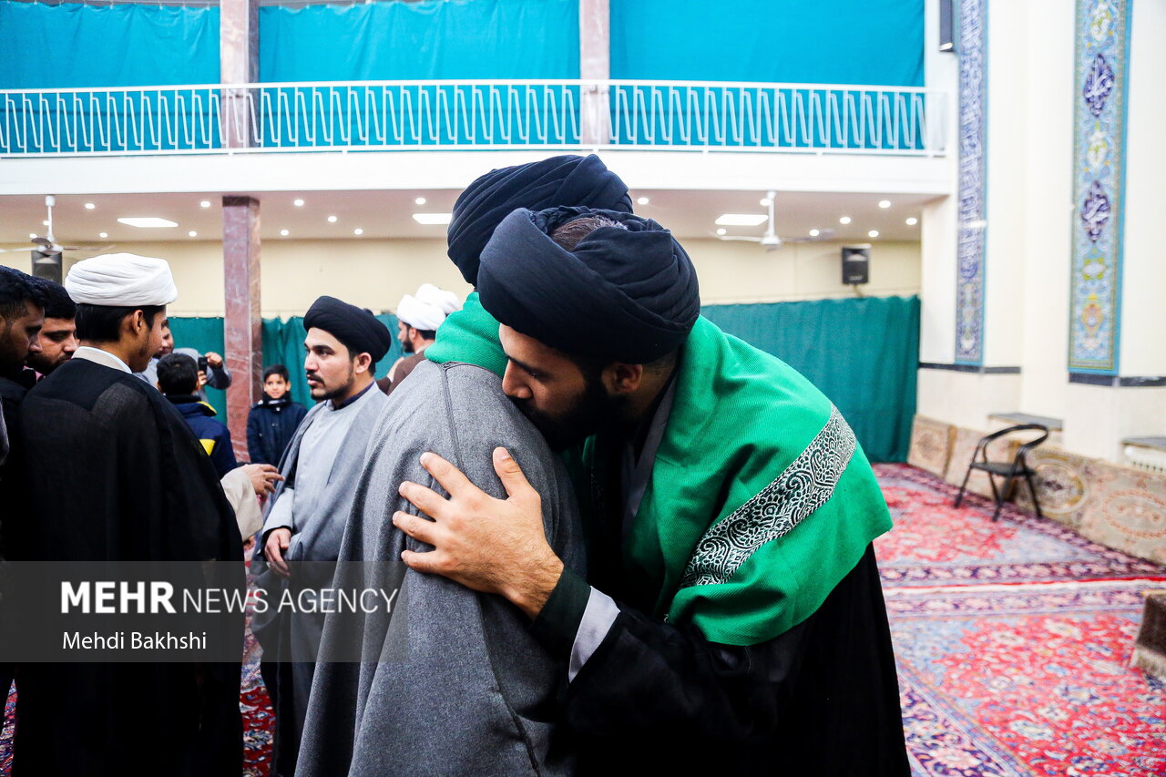 عمامه‌گذاری جمعی از طلاب
