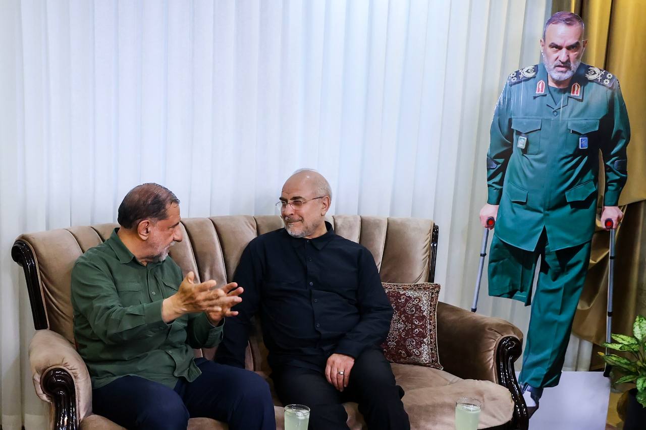 حضور قالیباف در منزل سرلشکر شهید حسن محققی جانشین فقید سازمان اطلاعات سپاه