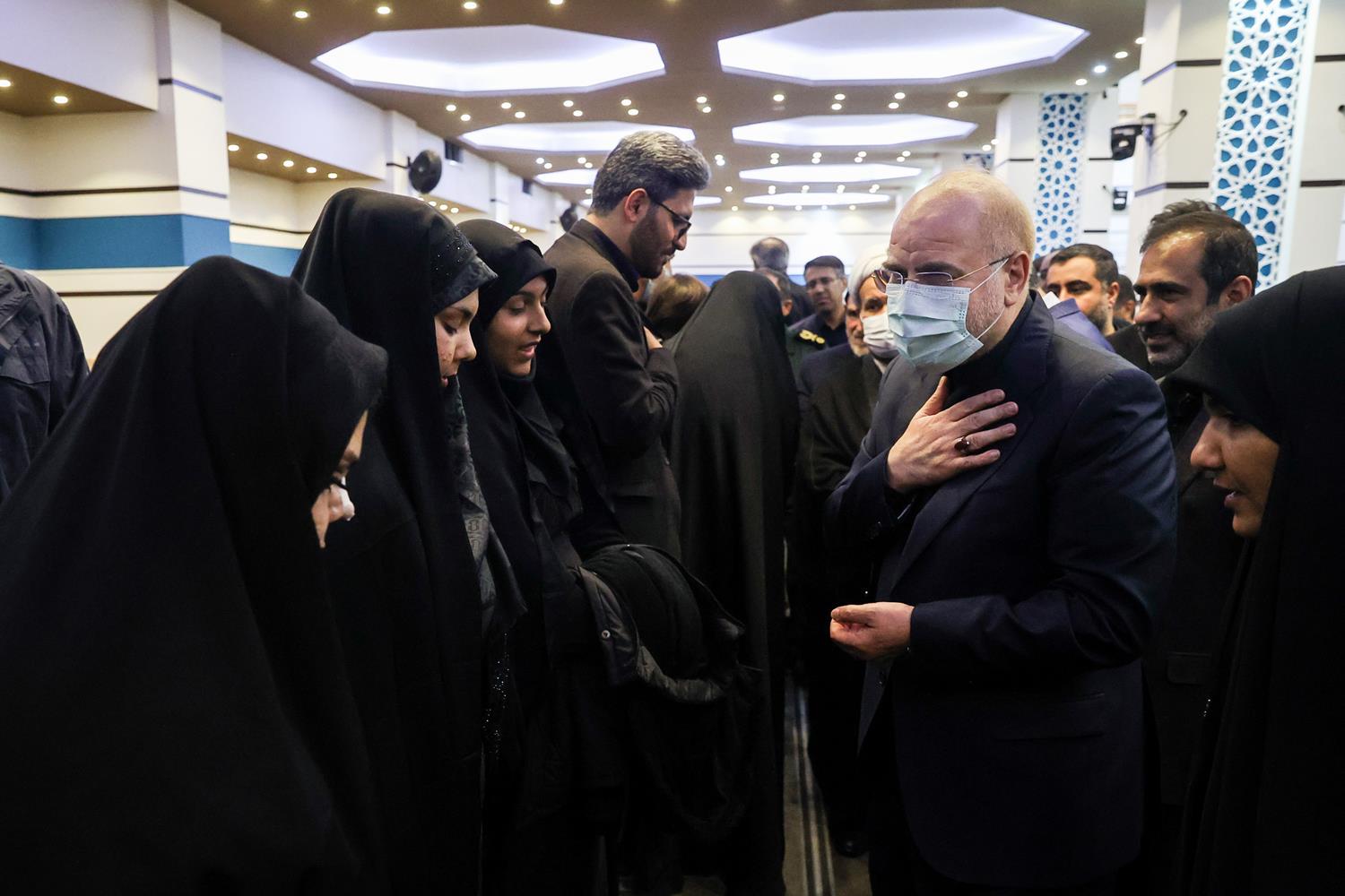 دیدار قالیباف با خانواده شهدای حادثه تروریستی شاهچراغ (ع)