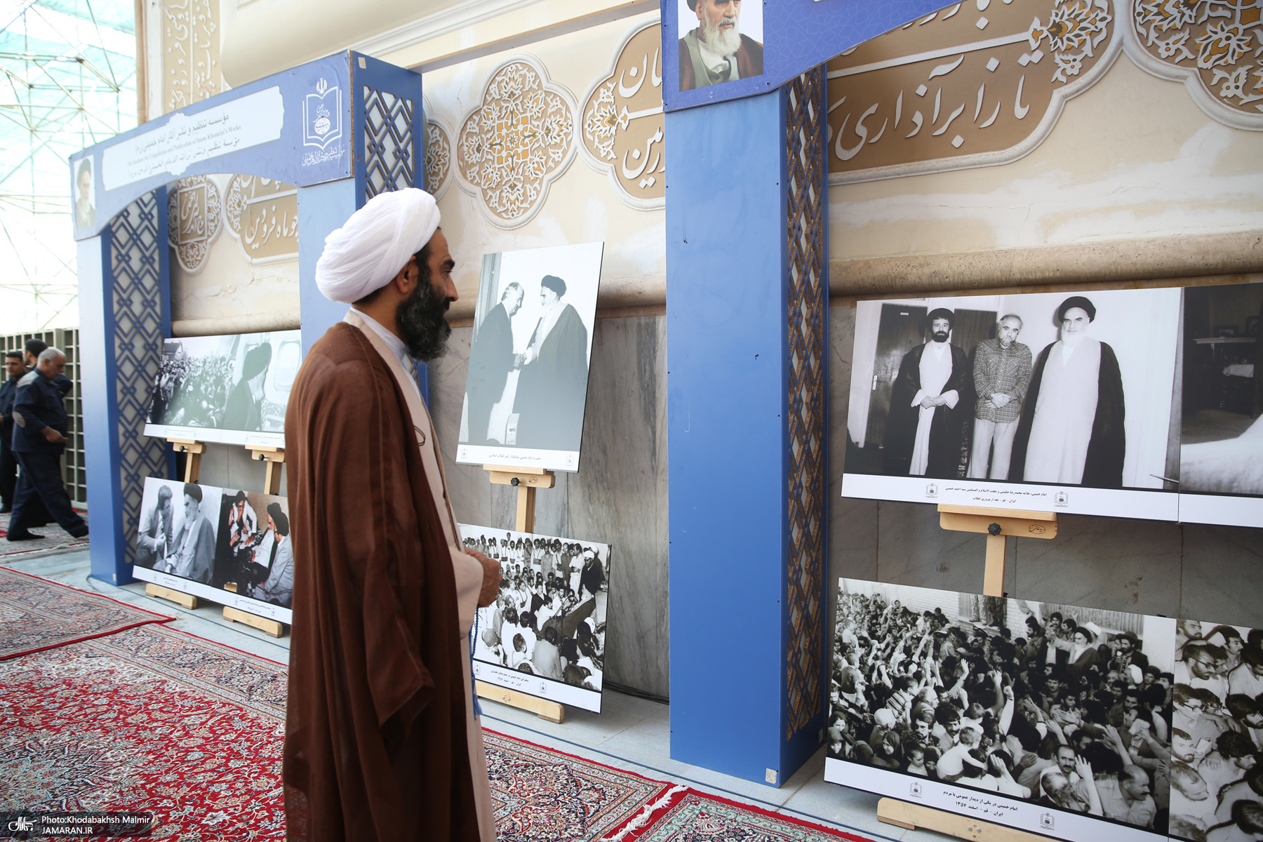 بازدید قالیباف از نمایشگاه عکس امام خمینی (س)