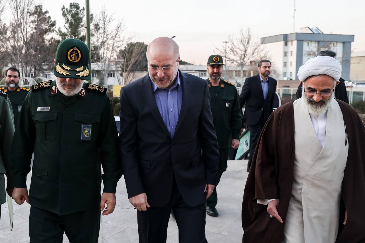 استقبال از قالیباف هنگام ورود به همایش ویژه فرماندهان و کارکنان ستاد فرماندهی سپاه