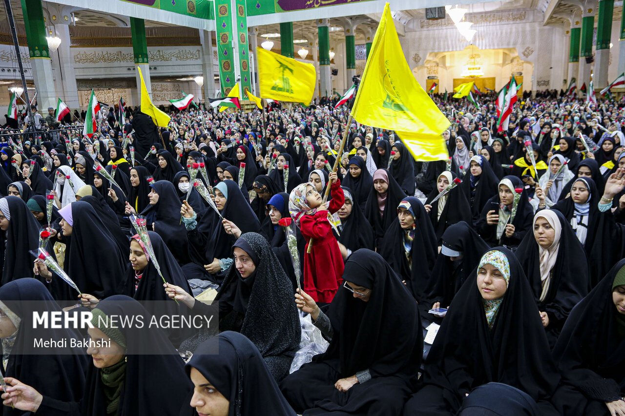اجتماع ۵ هزار دختر دانشجو به مناسبت روز دختر در حرم بانوی کرامت