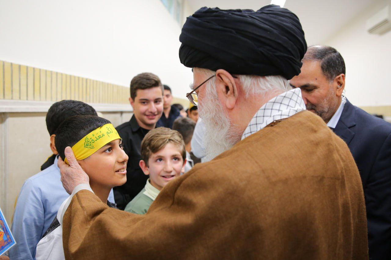 گفت‌وگوی فرزندان شهدای امنیت با رهبر انقلاب 