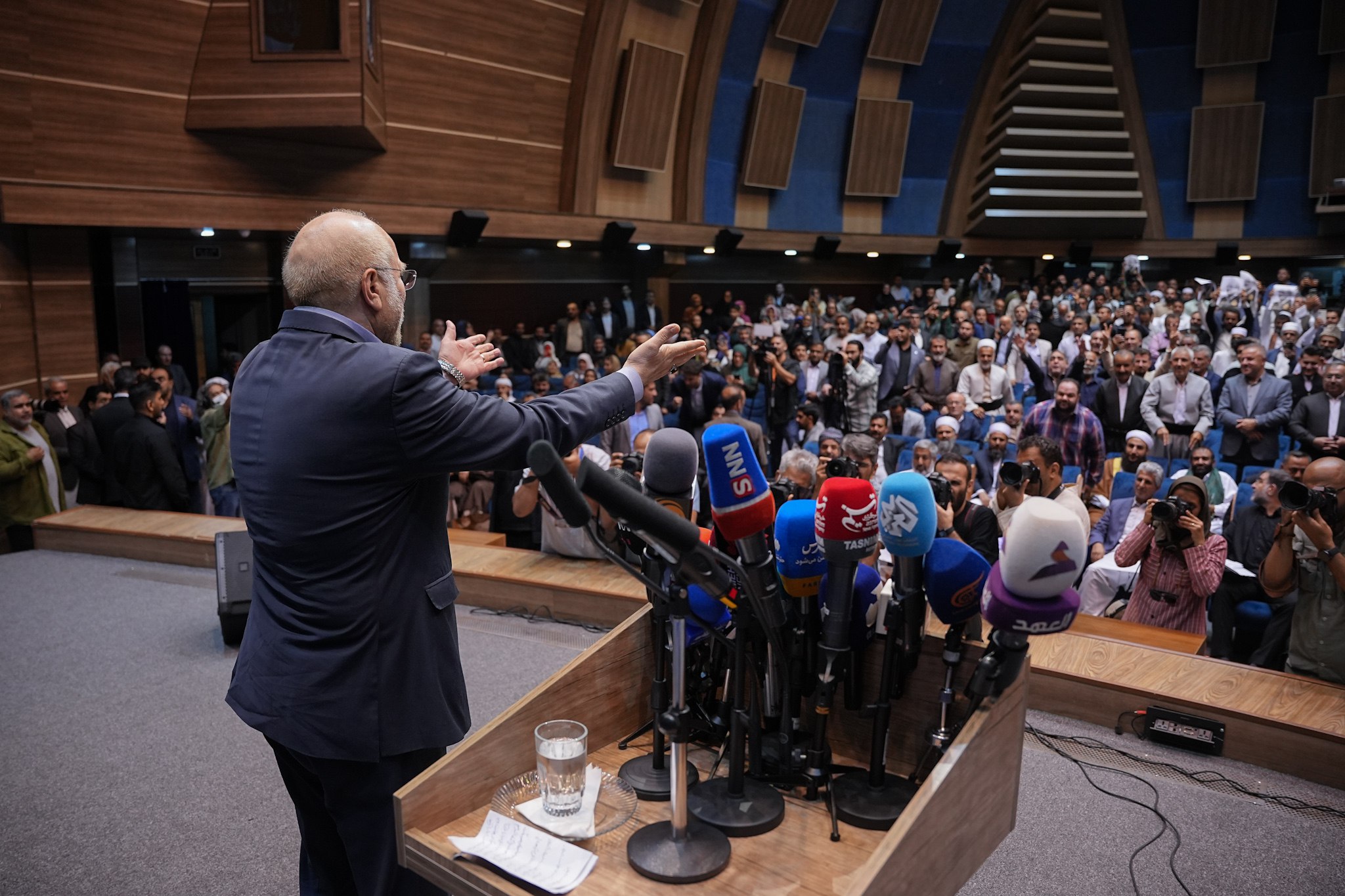 حضور قالیباف در نشست صمیمی با علما و بزرگان اهل‌سنت