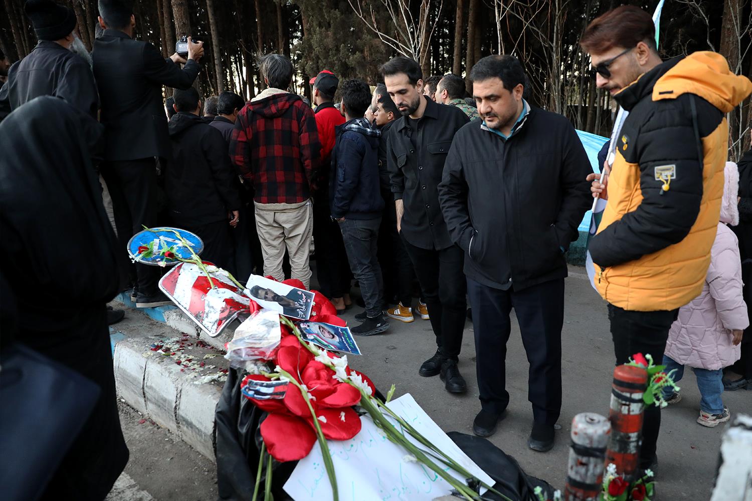 بازدید نمایندگان مجلس از محل انفجار تروریستی کرمان