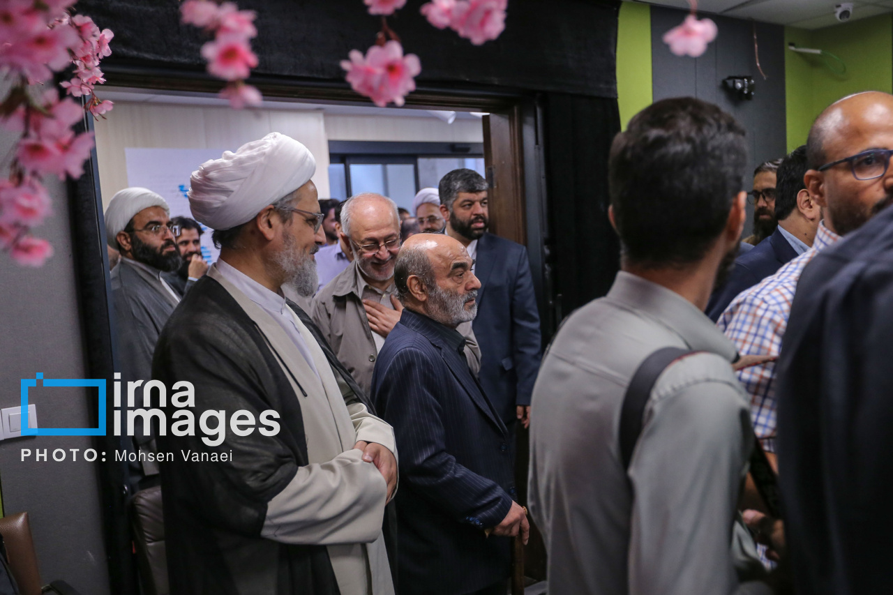 رونمایی تقریظ رهبر انقلاب بر کتاب «روح‌اللّه»