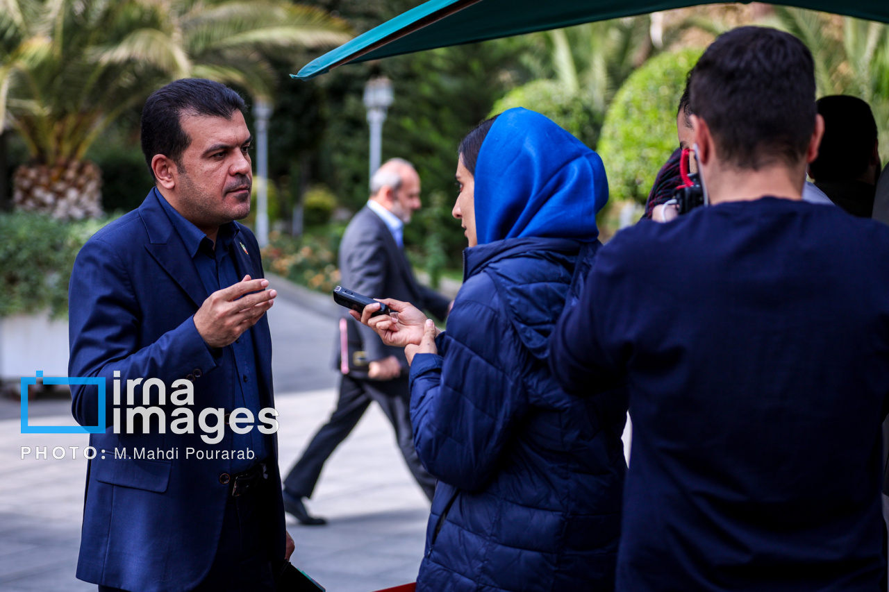 اعضای هیأت دولت در جمع خبرنگاران