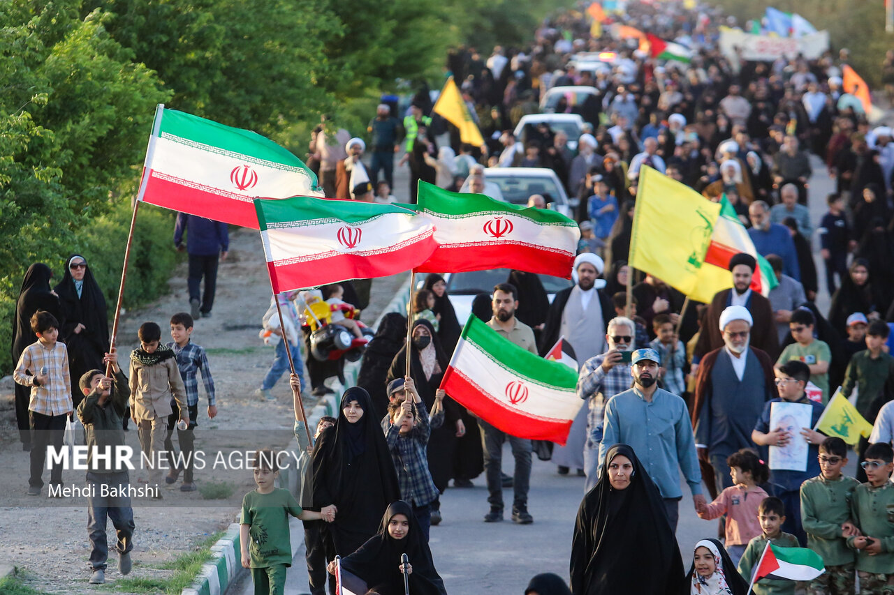 راهپیمایی «انا علی العهد» در طریق المهدی قم