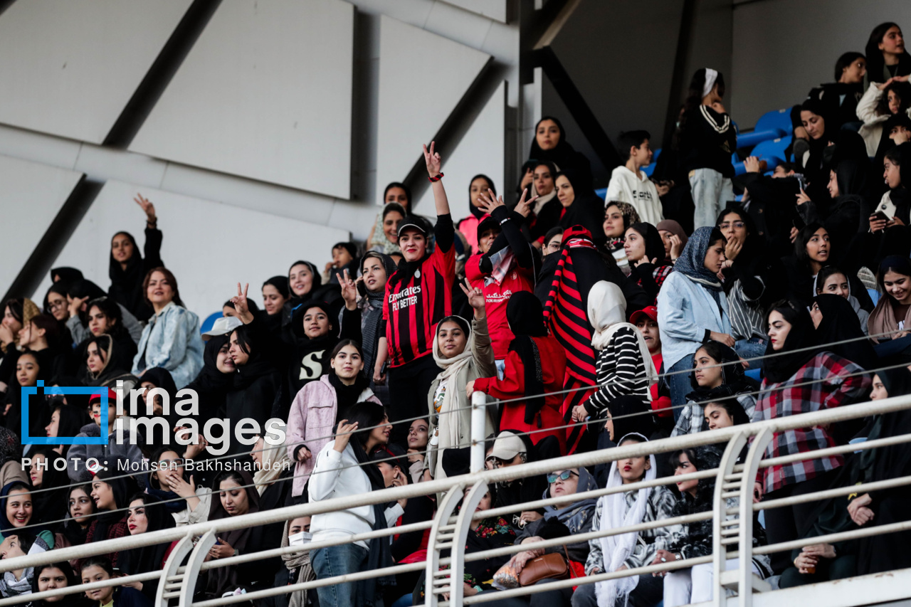 حضور زنان تماشاگر در ورزشگاه امام رضا