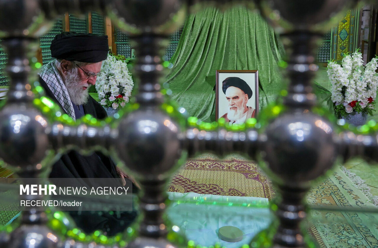 حضور رهبر انقلاب در مرقد بنیانگذار جمهوری اسلامی ایران