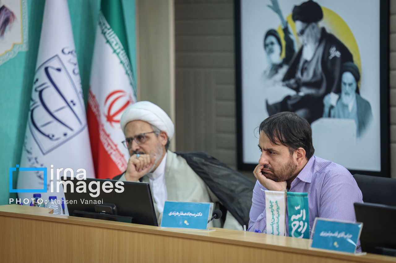 رونمایی تقریظ رهبر انقلاب بر کتاب «روح‌اللّه»