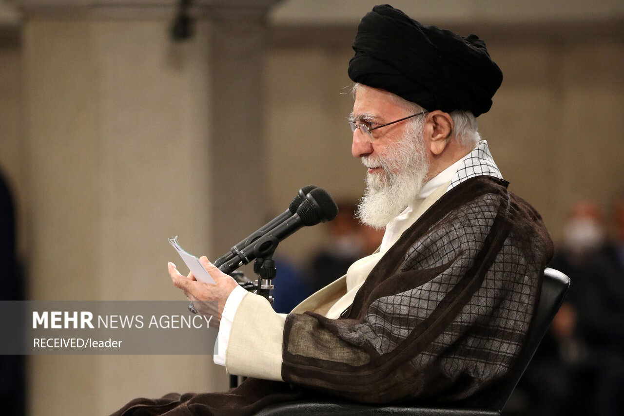 تصاویر بازدید رهبر انقلاب از نمایشگاه دستاوردهای صنعت هسته‌ای