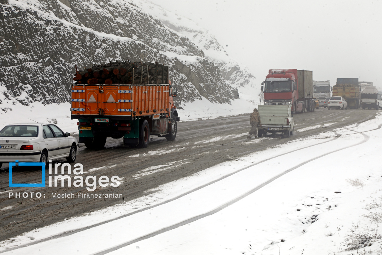 بارش برف در گردنه «تیتور»