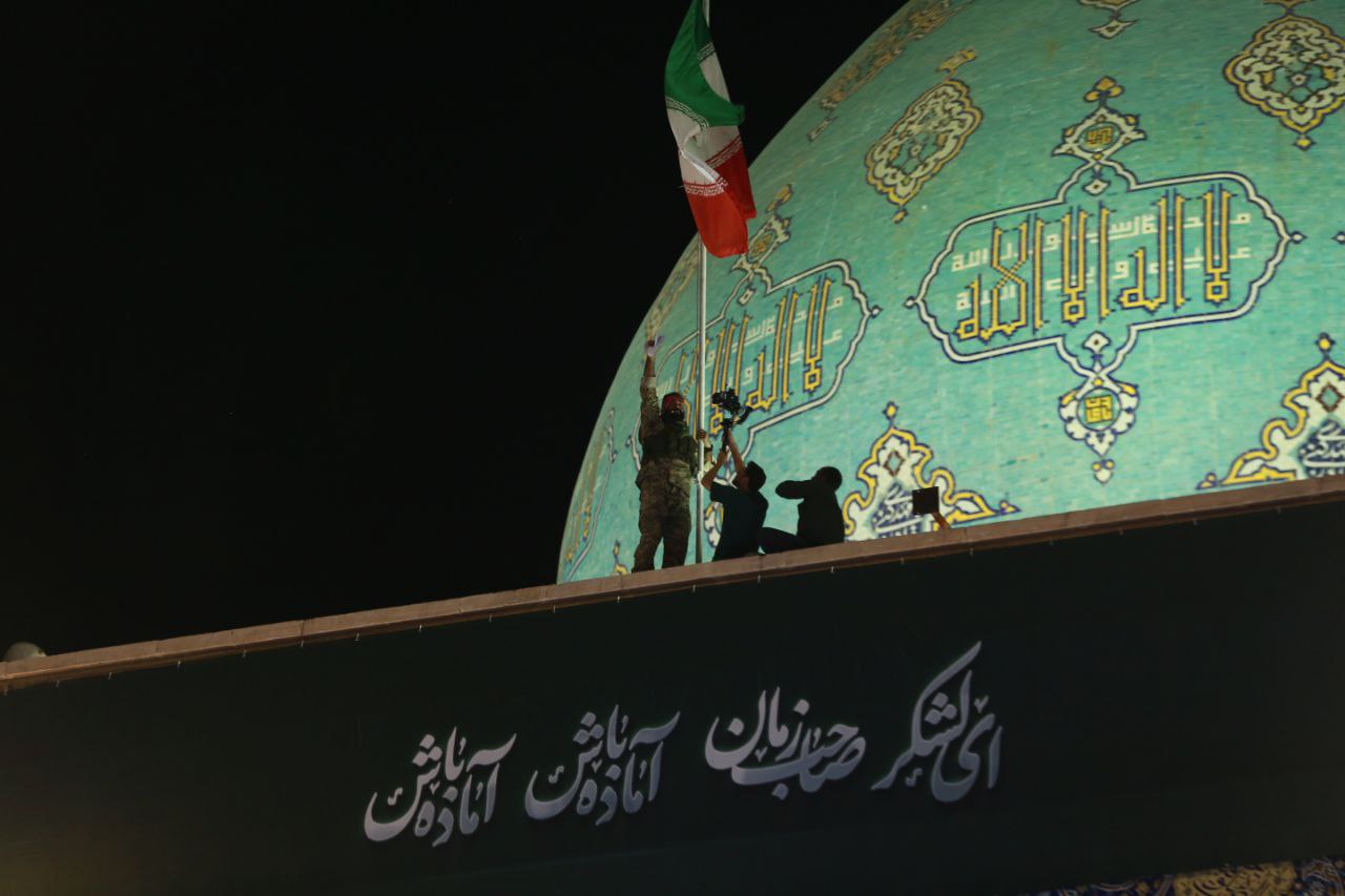 برافراشته شدن پرچم ایران در مسجد جمکران