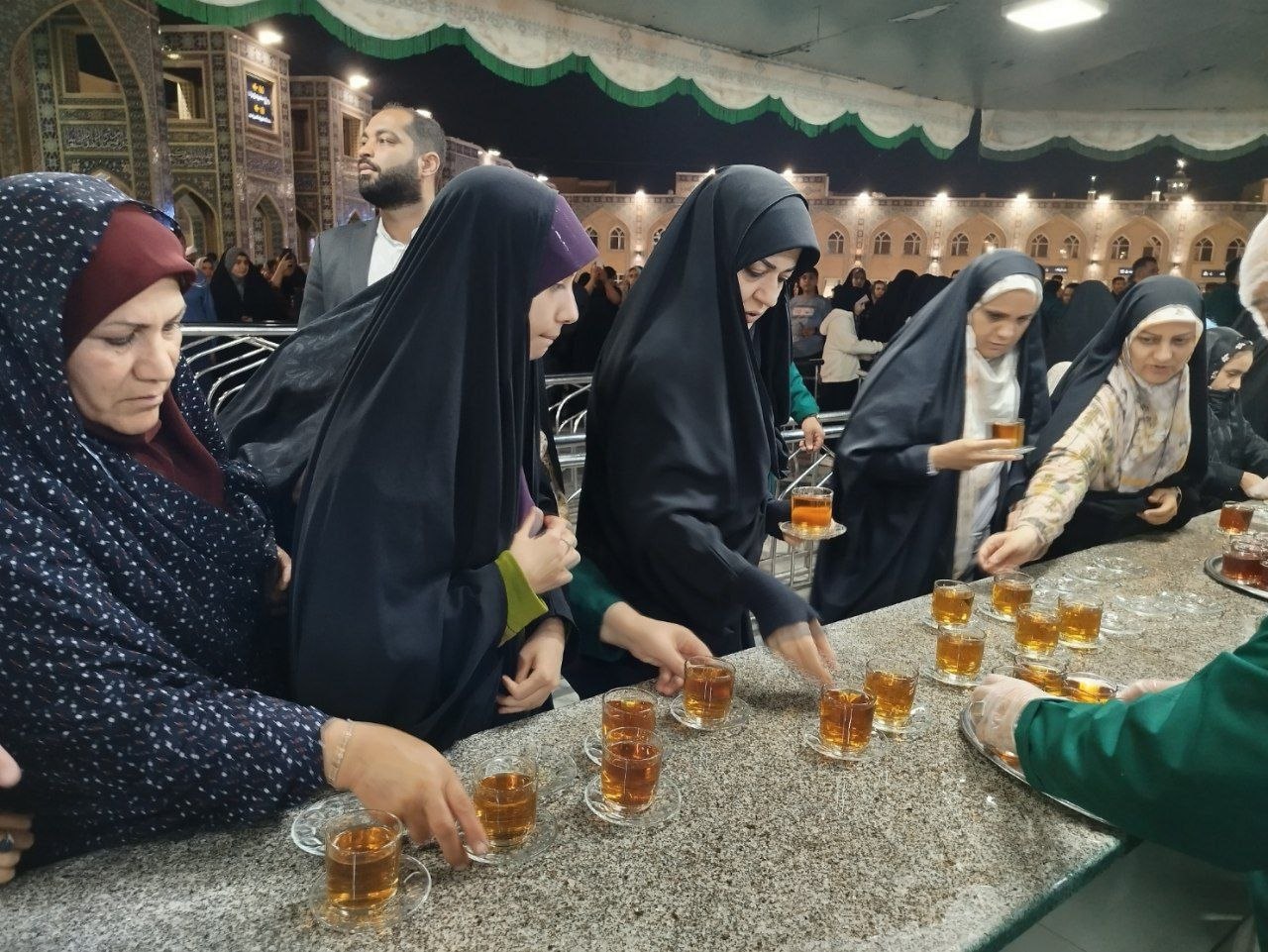 حضور عراقچی در چایخانه صحن مطهر امام حسن، حرم مطهر رضوی