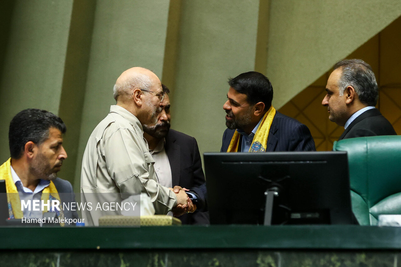 خادمان حرم حضرت عبدالعظیم در صحن مجلس