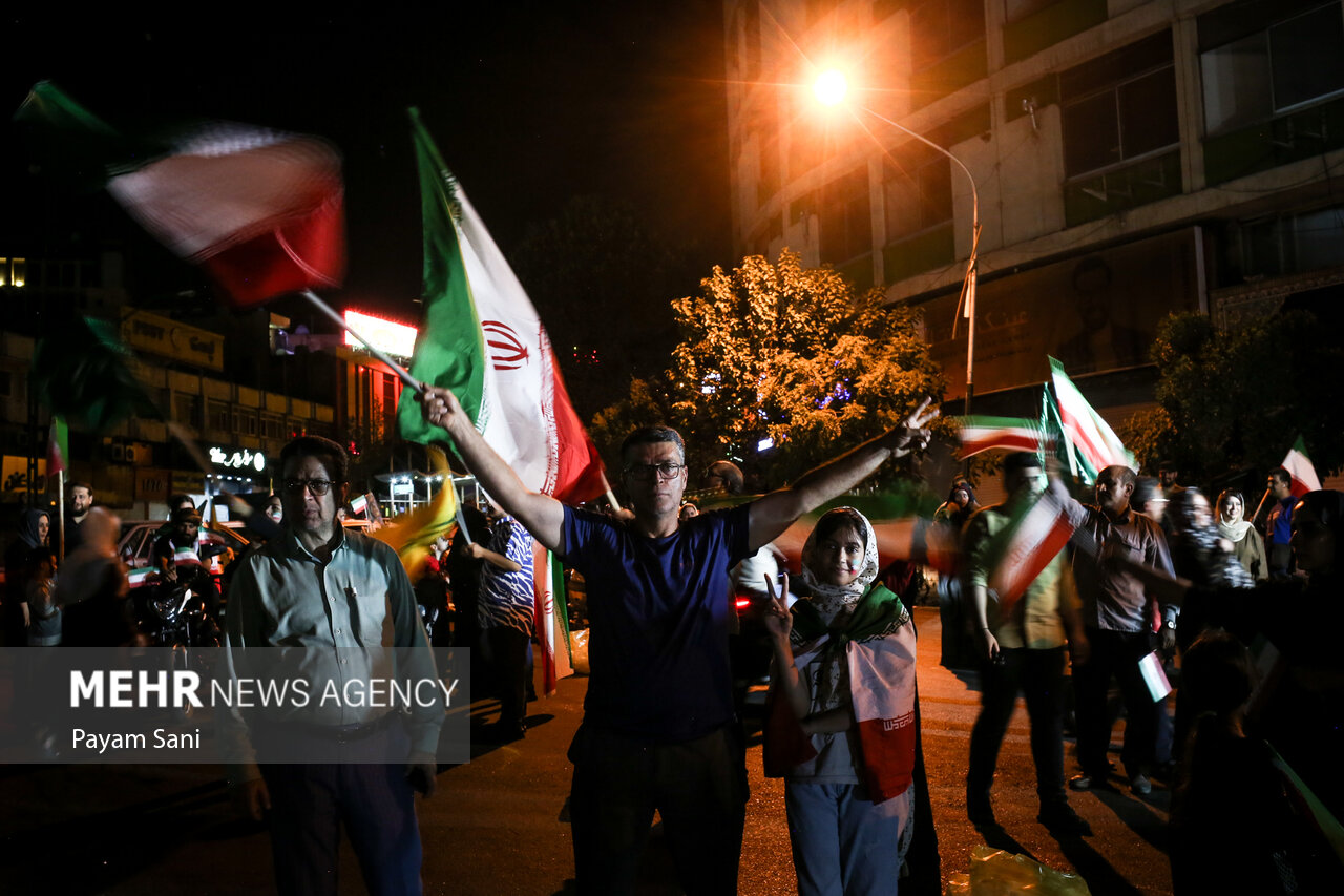 شادی مردم تهران پس از عملیات بشارت فتح