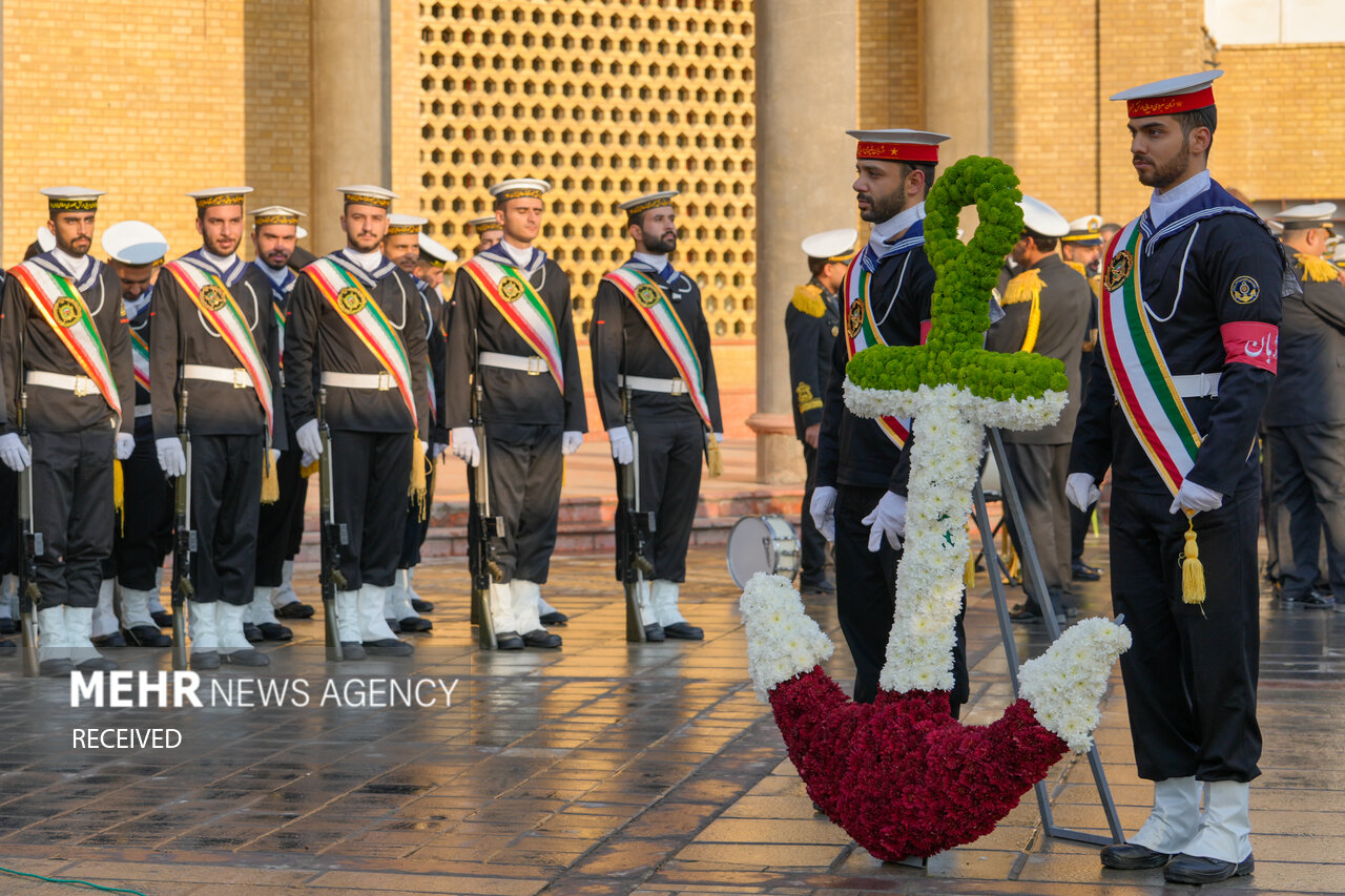  ادای احترام فرماندهان نیروی دریایی ارتش به مقام شهدا در بهشت زهرا (س)