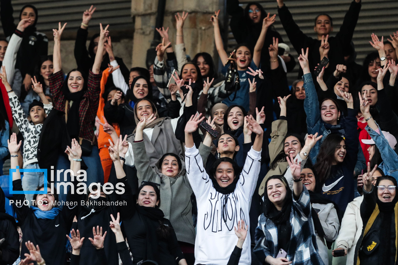 حضور زنان تماشاگر در ورزشگاه امام رضا