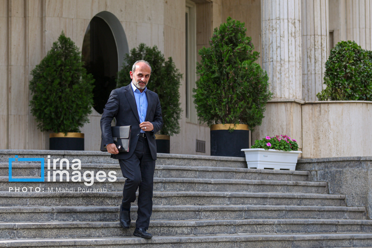 اعضای هیأت دولت در جمع خبرنگاران