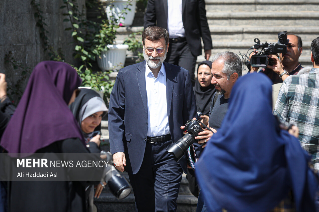 با وزرای کابینه در حاشیه جلسه هیئت دولت