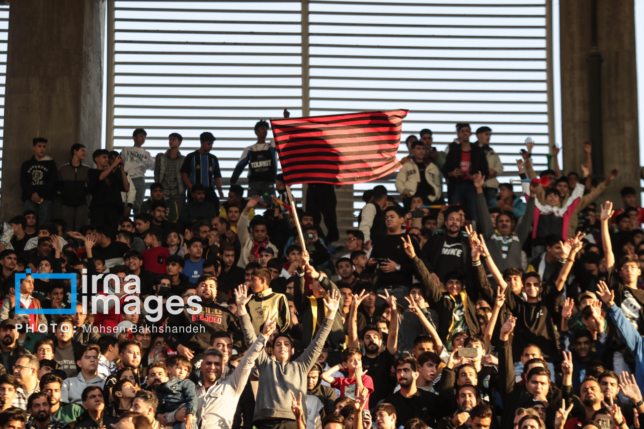 حضور زنان تماشاگر در ورزشگاه امام رضا