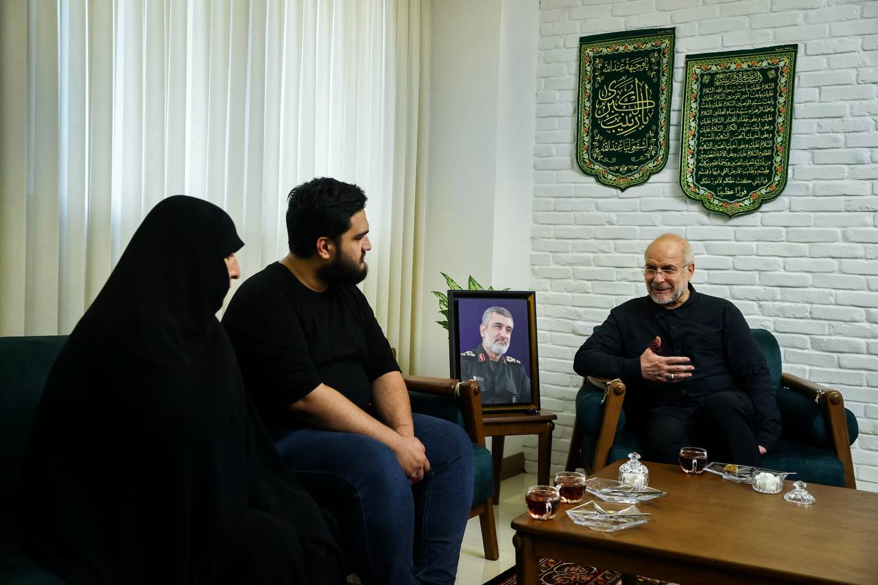 حضور قالیباف در منزل سرلشکر شهید حاجی‌زاده