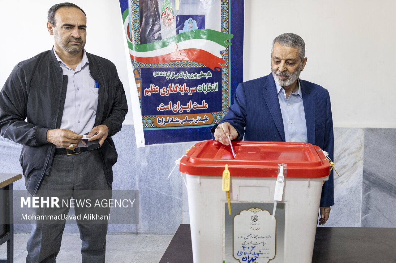 حضور کارکنان ارتش در مرحله دوم چهاردهمین انتخابات ریاست جمهوری