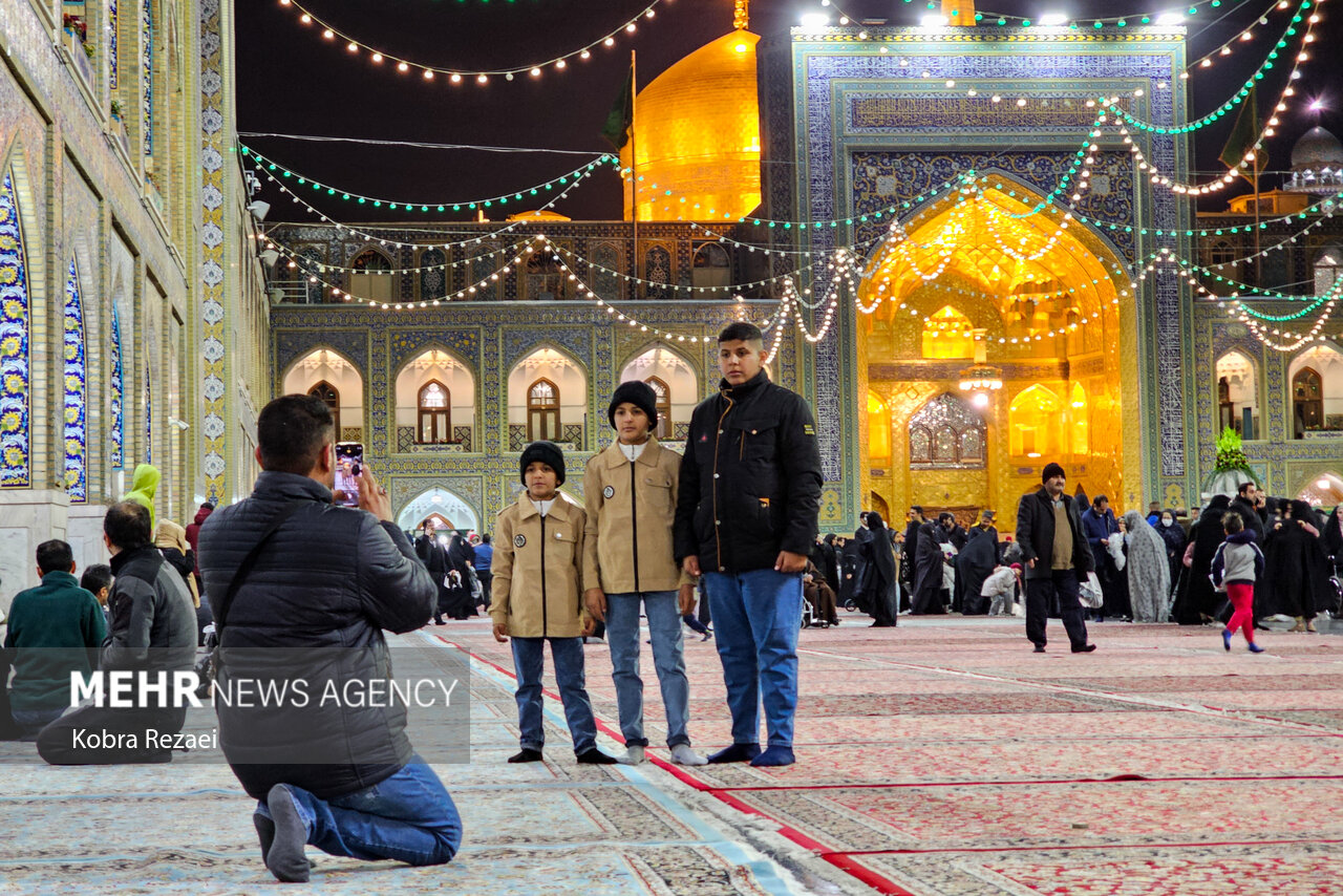 شب مبعث پیامبر اسلام (ص) در حرم امام رضا (ع)