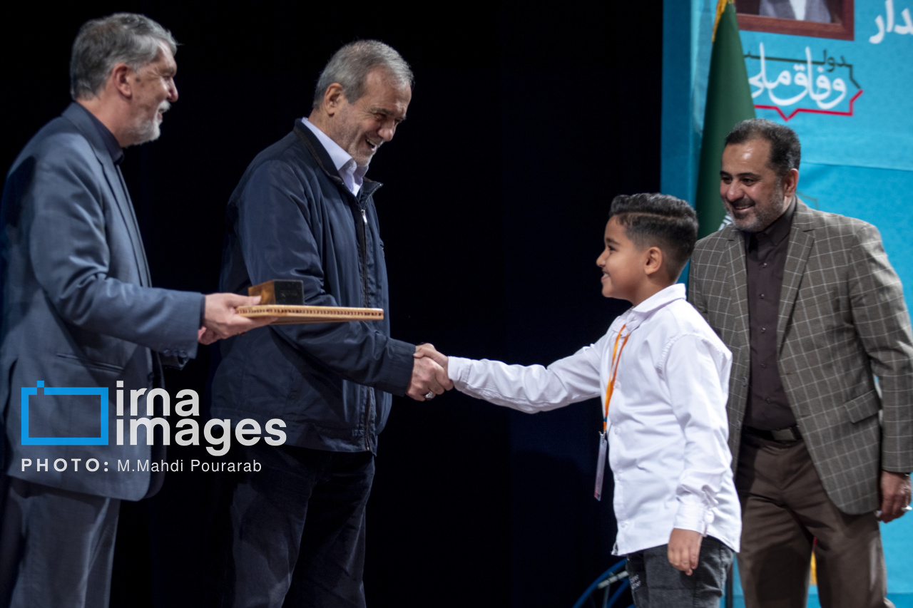 حضور پزشکیان در مراسم ملی بزرگداشت روز کتاب 