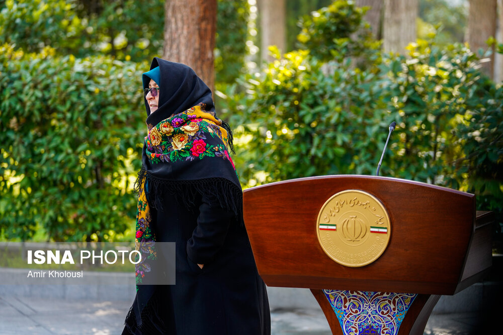 اعضای هیئت دولت در جمع خبرنگاران