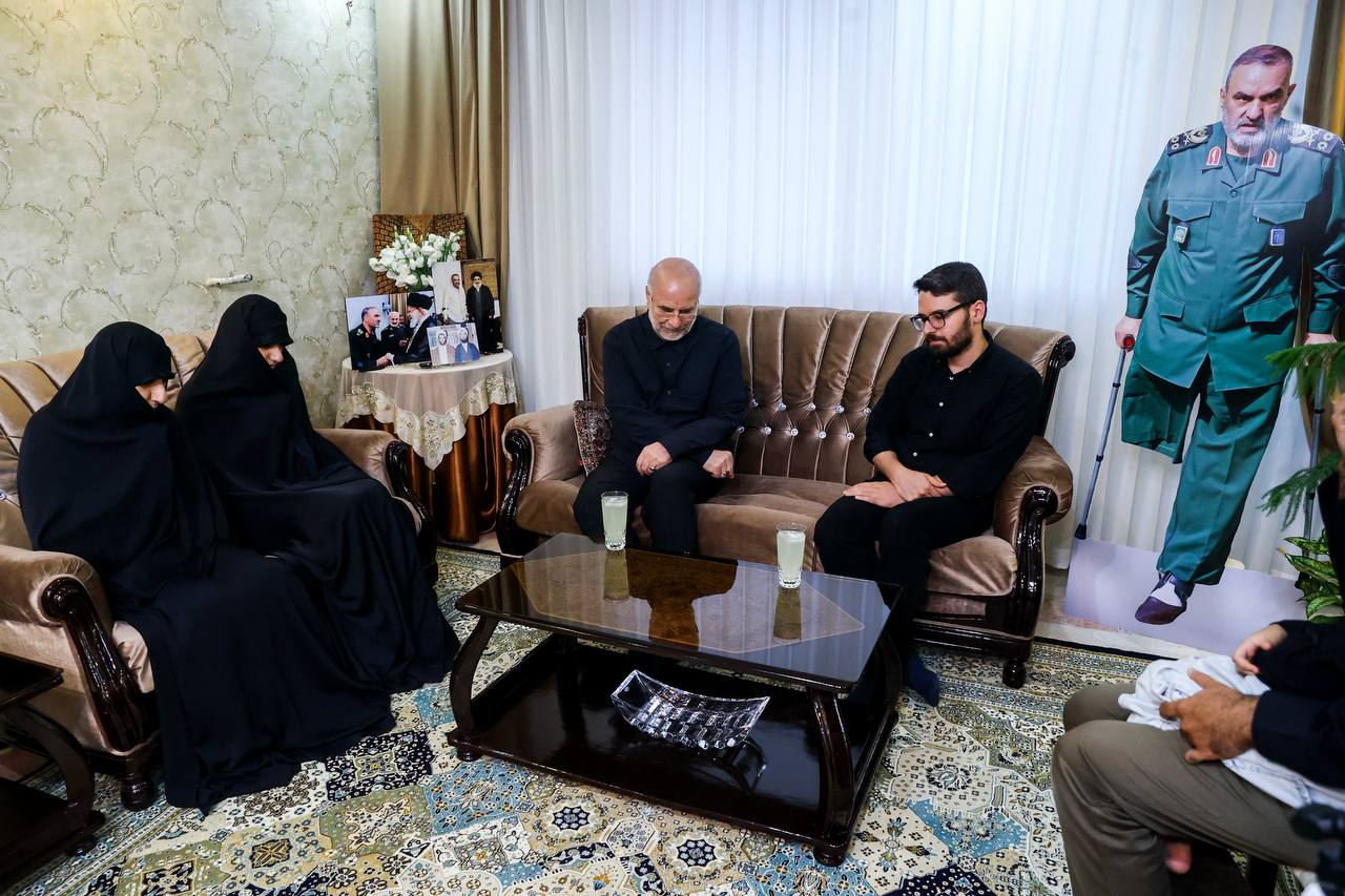 حضور قالیباف در منزل سرلشکر شهید حسن محققی جانشین فقید سازمان اطلاعات سپاه