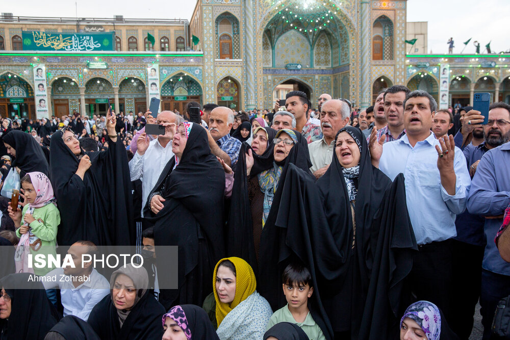 آیین تعویض پرچم گنبد حرم مطهر حضرت معصومه(س)