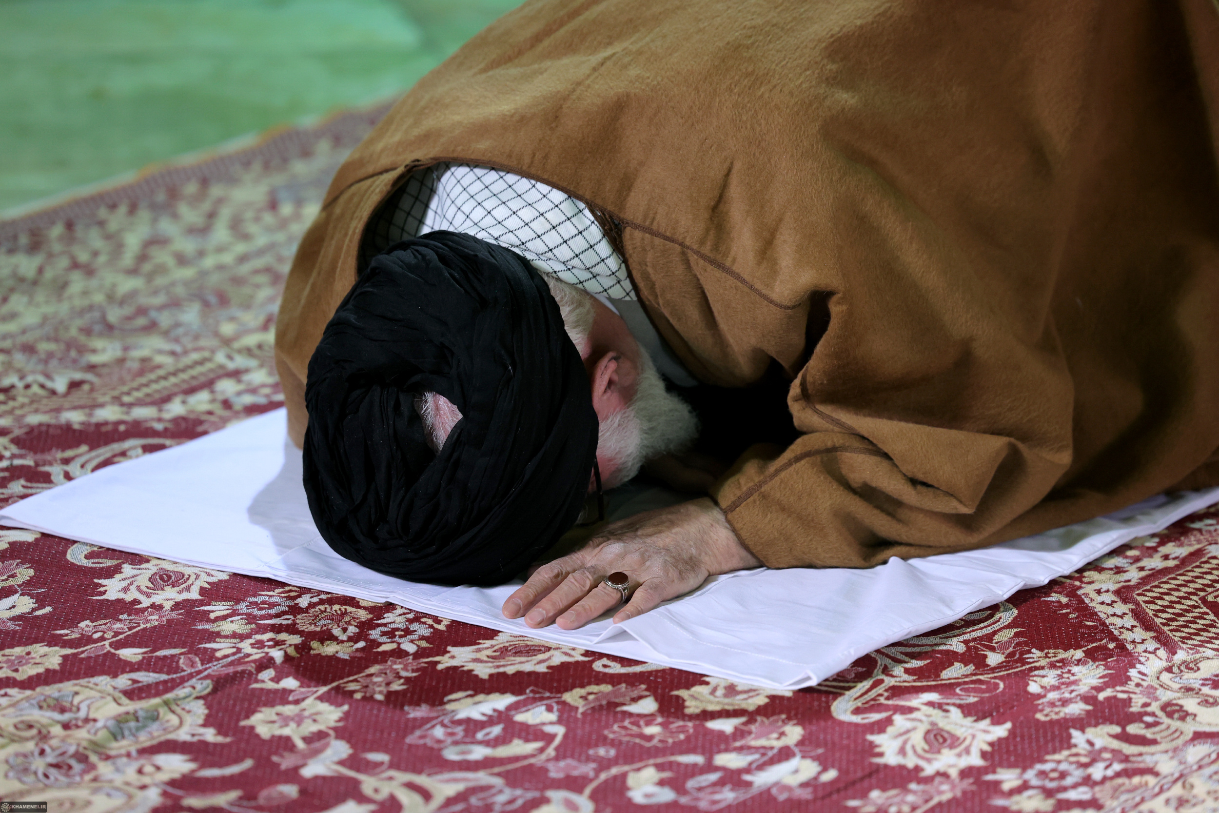 تصاویری از حضور رهبر انقلاب در حرم مطهر حضرت امام خمینی(ره) 