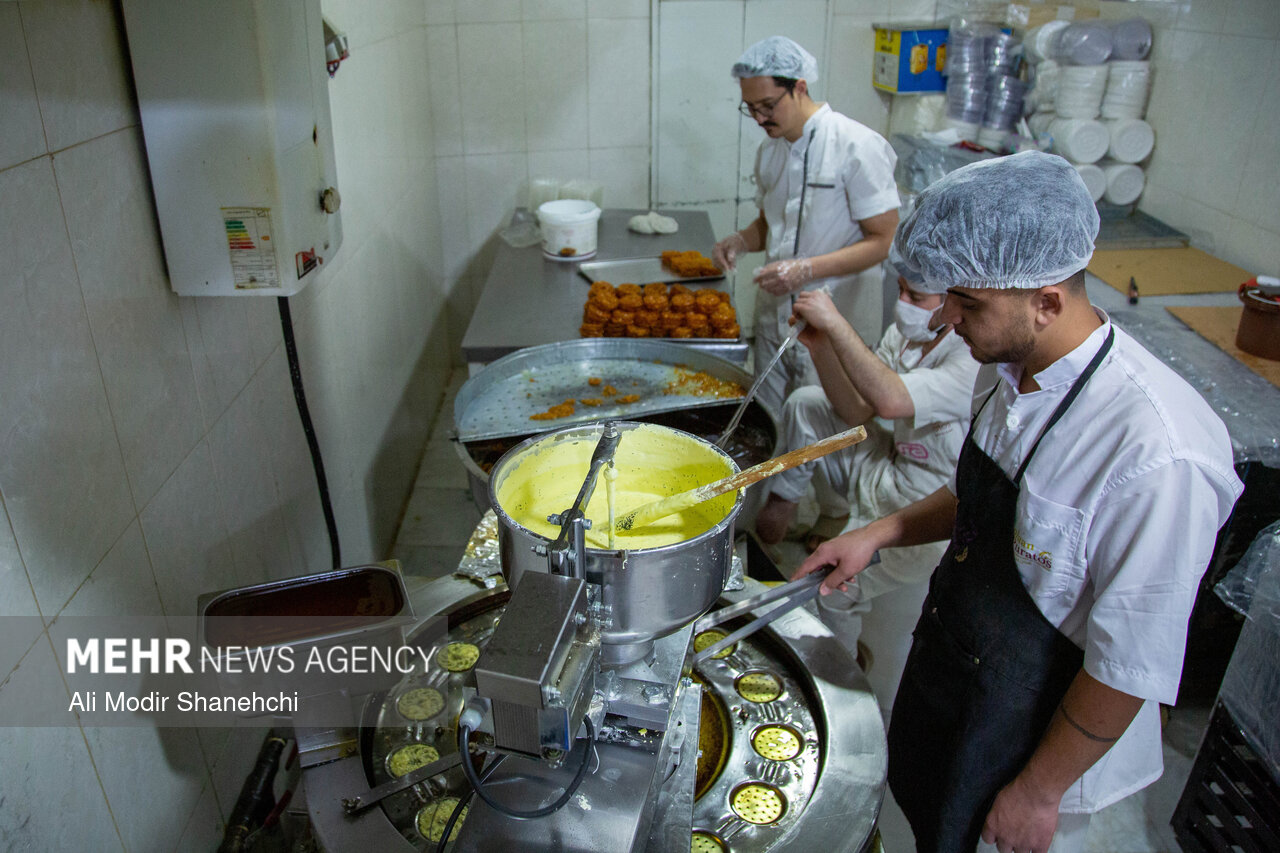 ضیافت زولبیا و بامیه در مشهد