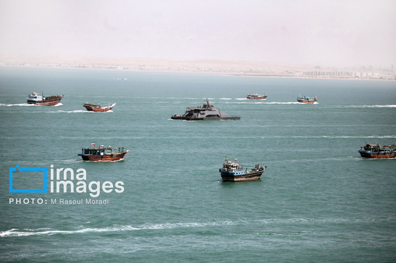 رژه اقتدار بسیج دریایی مردمی در خلیج فارس