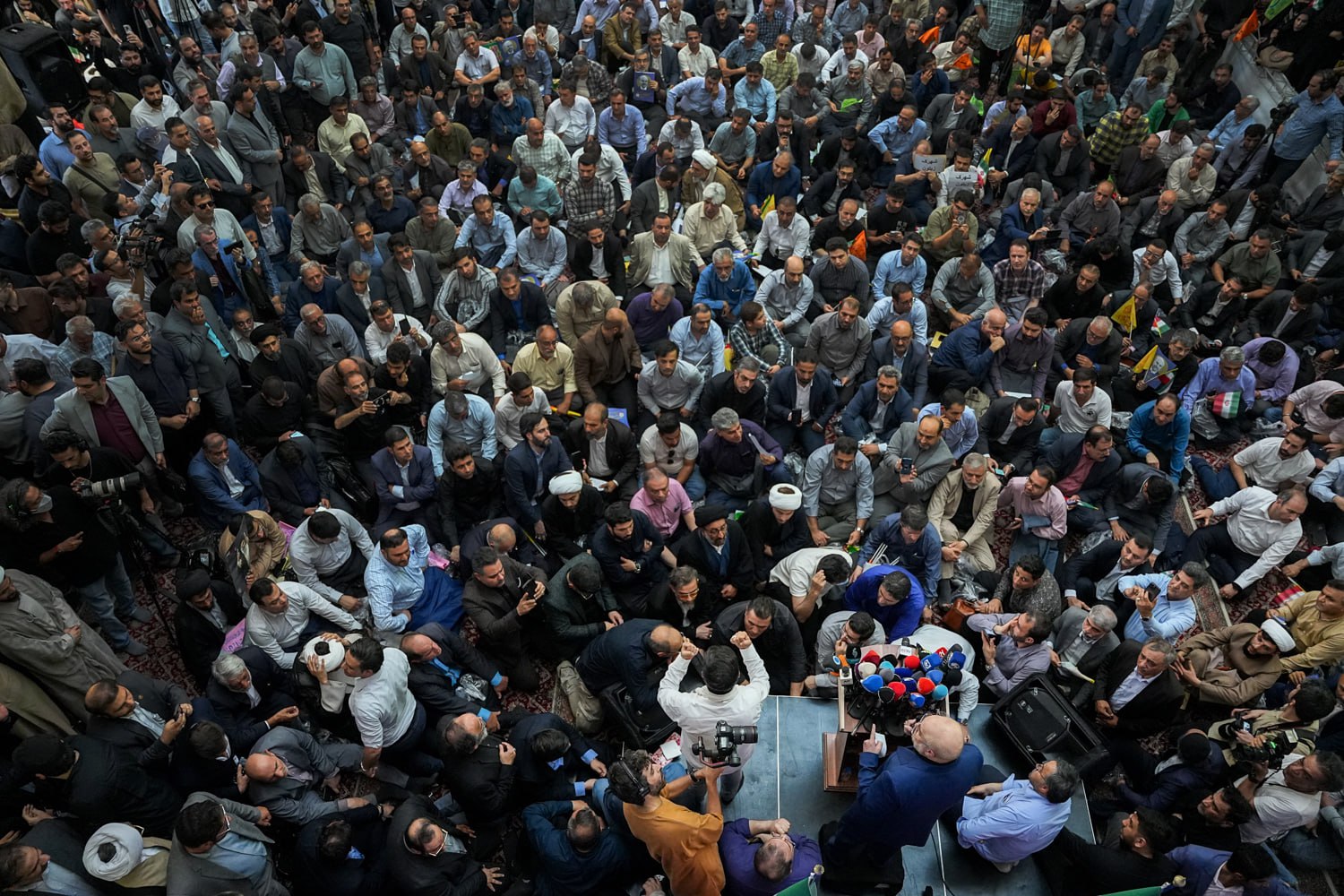 قالیباف در میان مردم حاضر در گردهمایی فعالان ستاد مردمی