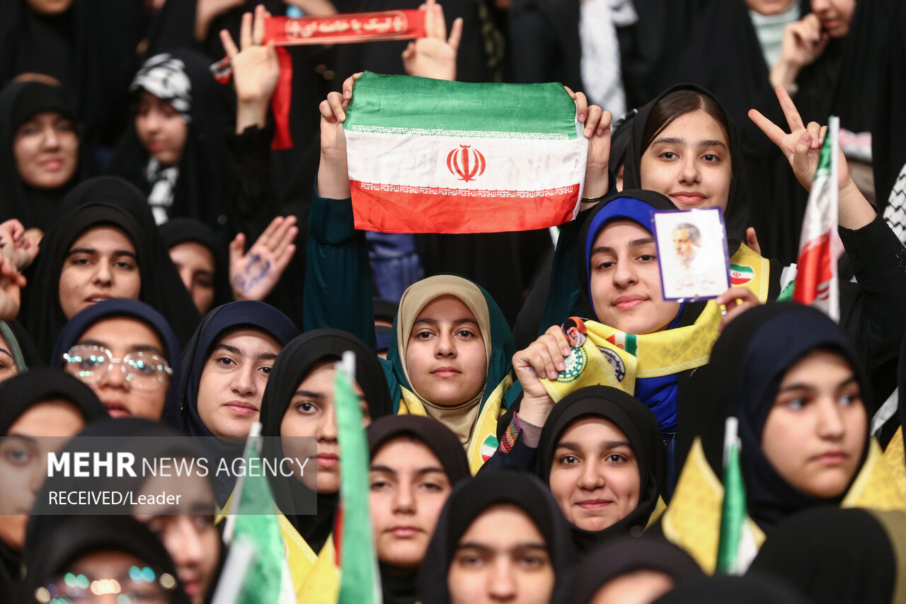 دیدار دانش‌آموزان و دانشجویان با رهبر انقلاب