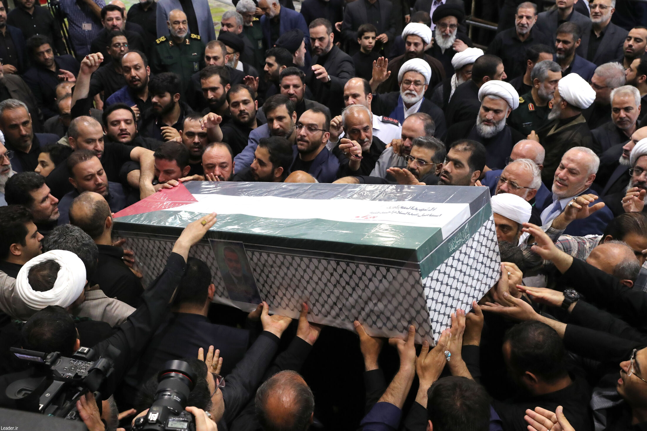 اقامه نماز بر پیکر شهید هنیه به امامت رهبر معظم انقلاب
