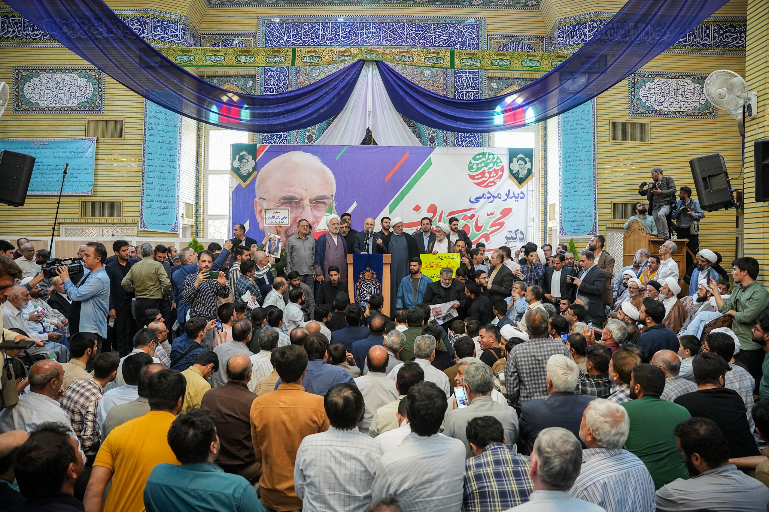 دیدار قالیباف با مردم مؤمن و انقلابی شهر قم در مسجد امیرالمؤمنین (ع)