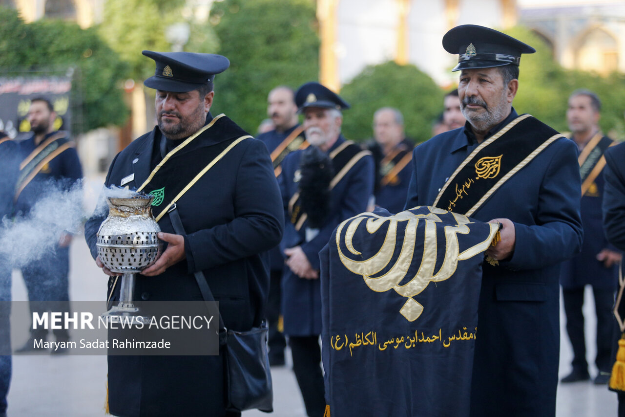 آئین تعویض پرچم حرم مطهر حضرت شاهچراغ(ع)